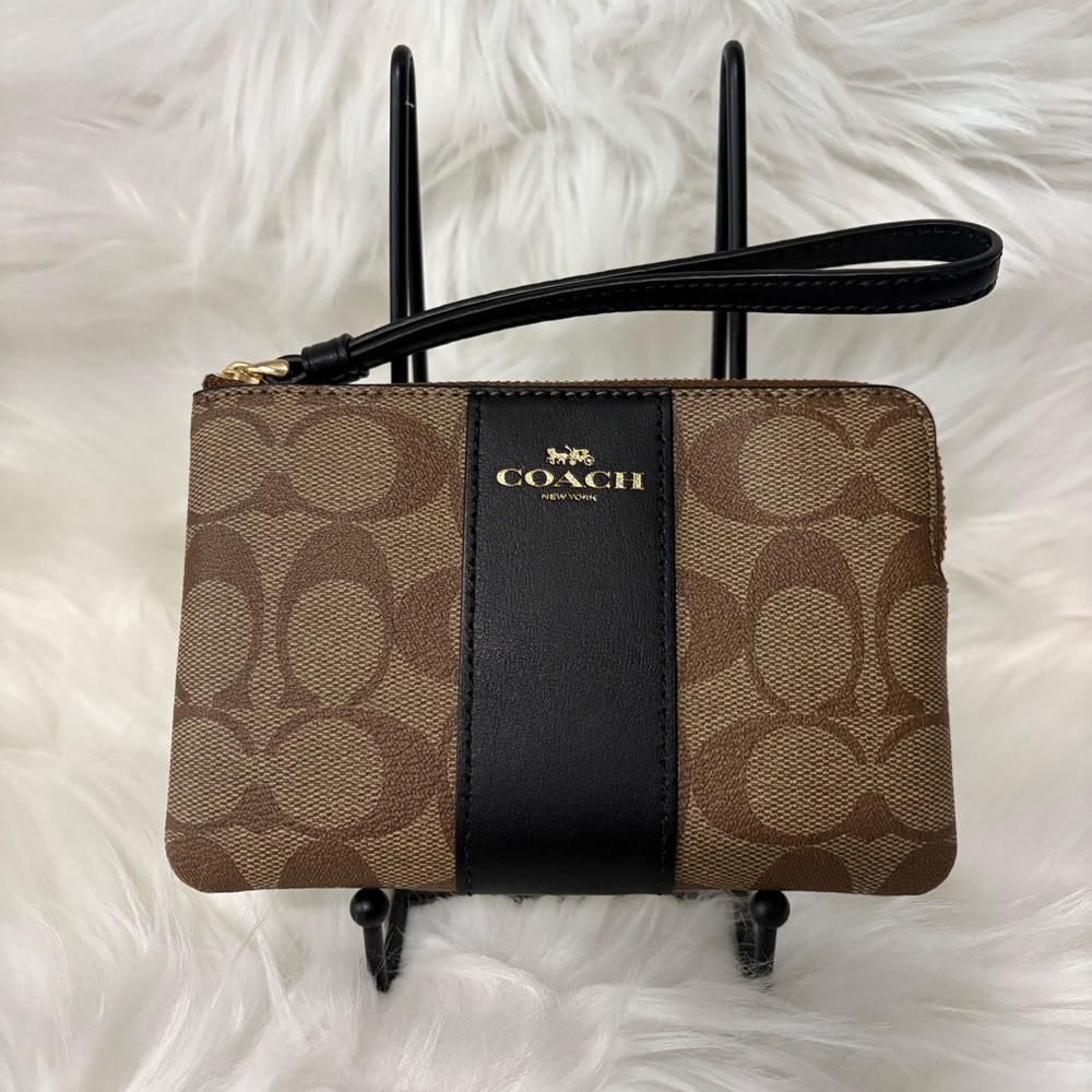 Coach Corner Zip Wristlet in Signature Canvas 🤎  NWT